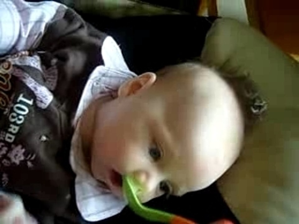 Premier morceau de banane...