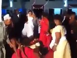 ‏بالفيديو‬  ‏شاهد‬ عروسة تقوم بأفعال غريبة ليلة الزفاف أمام الحضور