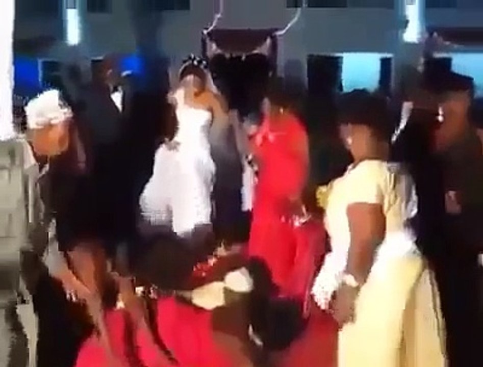 ‏بالفيديو‬  ‏شاهد‬ عروسة تقوم بأفعال غريبة ليلة الزفاف أمام الحضور