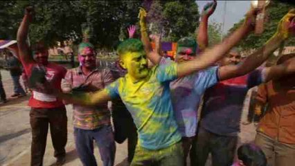 Las fuerzas de seguridad fronterizas de India en Atari celebran el Holi