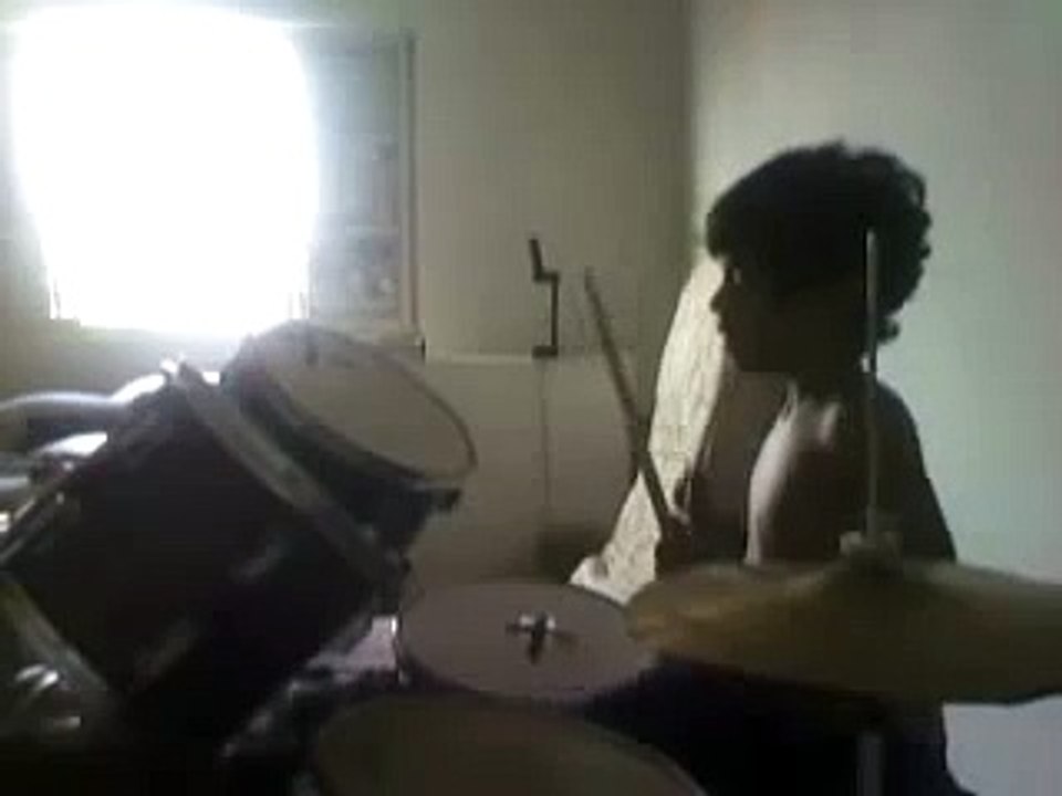 Menino de 11 anos fazendo solo de Bateria