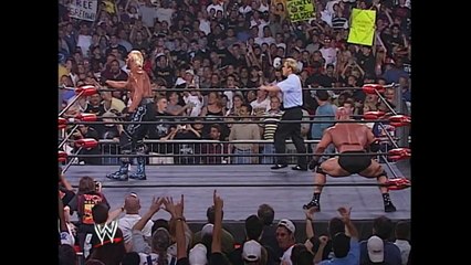 Goldberg WCW Dünya Ağır Siklet Şampiyonası'nda kazanmak için "Hollywood" Hulk Hogan mağlup