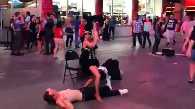 Un homme qui se fait pisser dessus