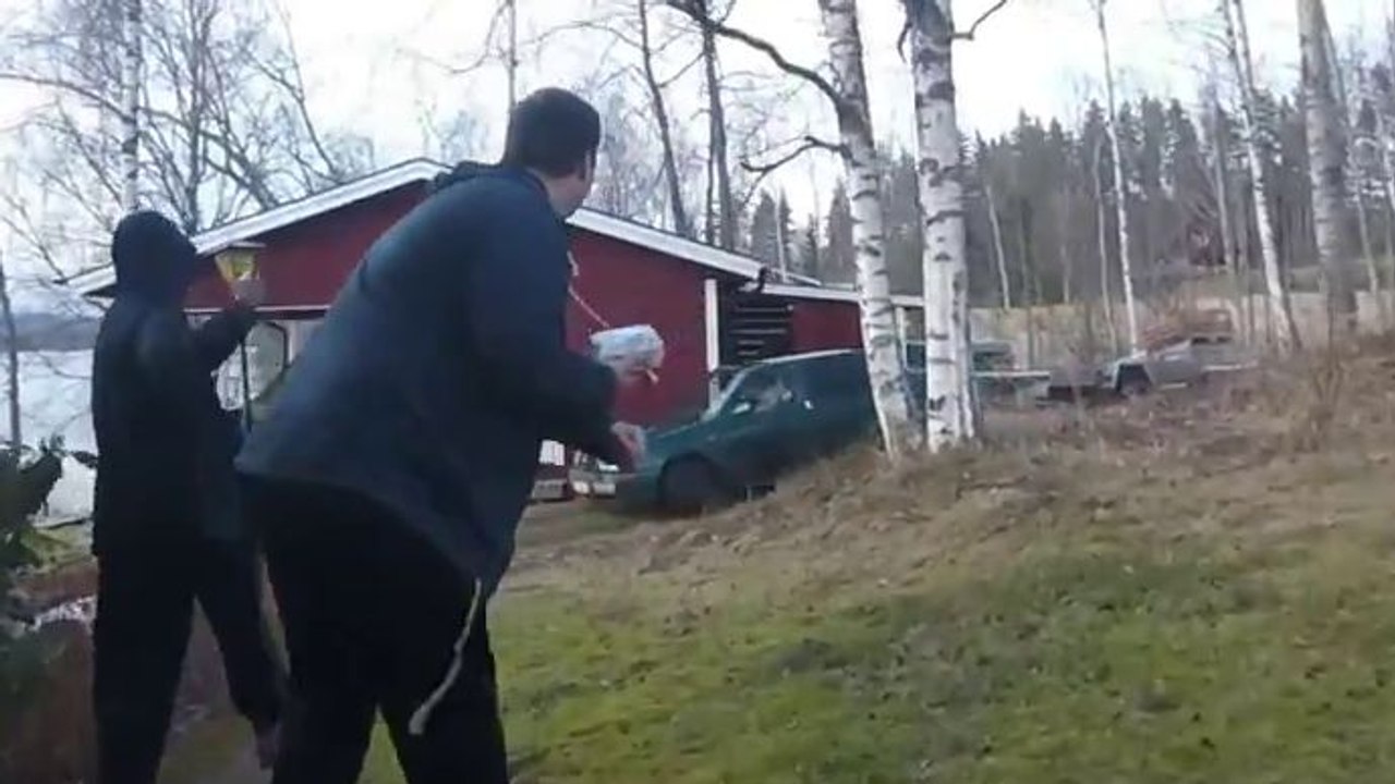 Quand un lancer d'oeufs sur une voiture ne se passe pas comme prévu