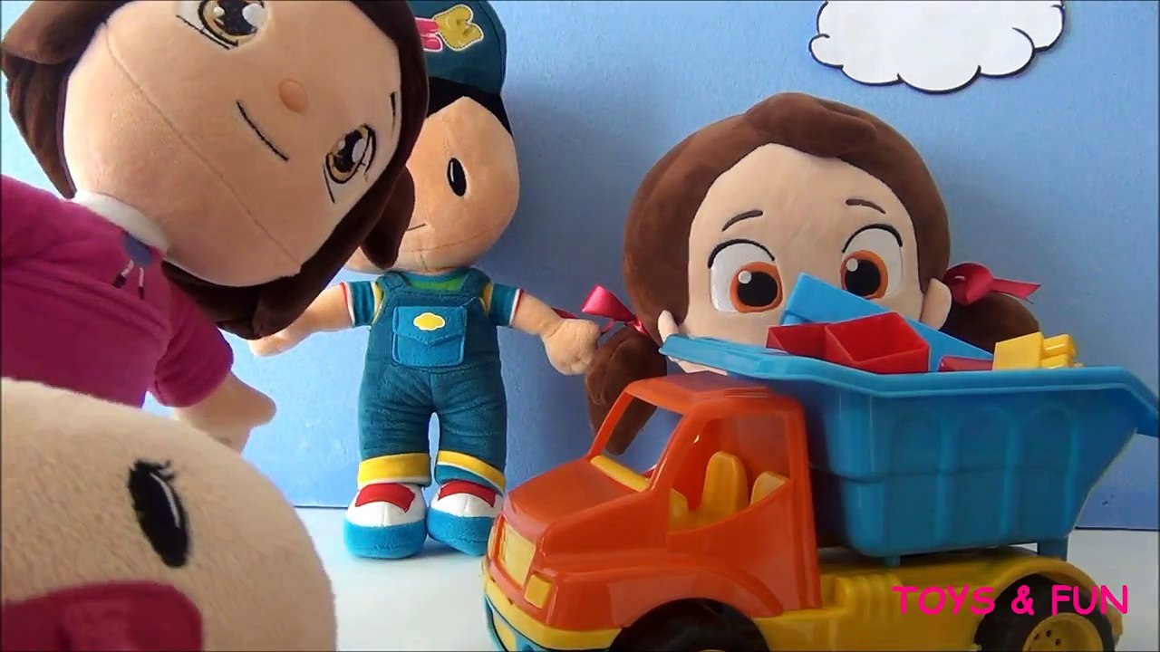 Leliko Leli, Bebee ve Şila ile Kamyon şarkısı söylüyor Pepee ile Niloya keyifle dinl