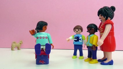 Film Playmobil Français famille – Est ce que Mia a été oubliée ? Elle attend à l’école