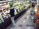 Guardate cosa fa questa donna al supermercato... ASSURDO