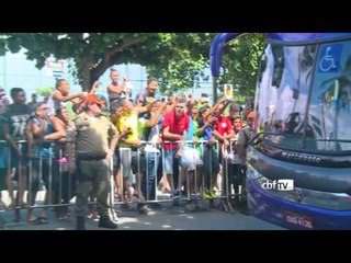 Recife abraça a Seleção Brasileira em sua chegada