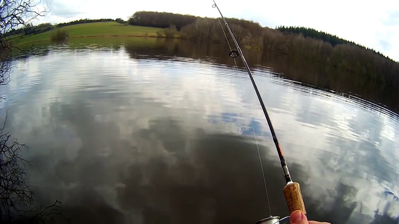 Pêche dun brochet de plus du mètre à la cuillère ondulante