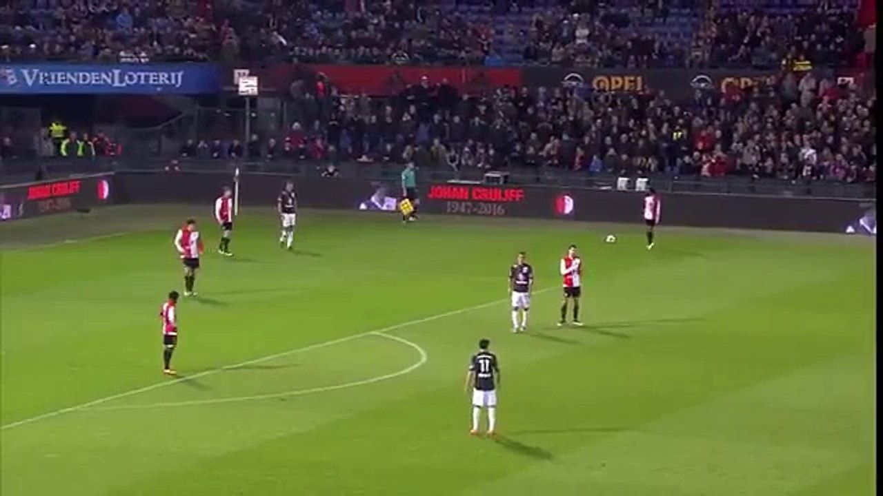 The friendly between Feyenoord and Sparta was stopped for a minute's long applause for Johan Cruijff (RIP)