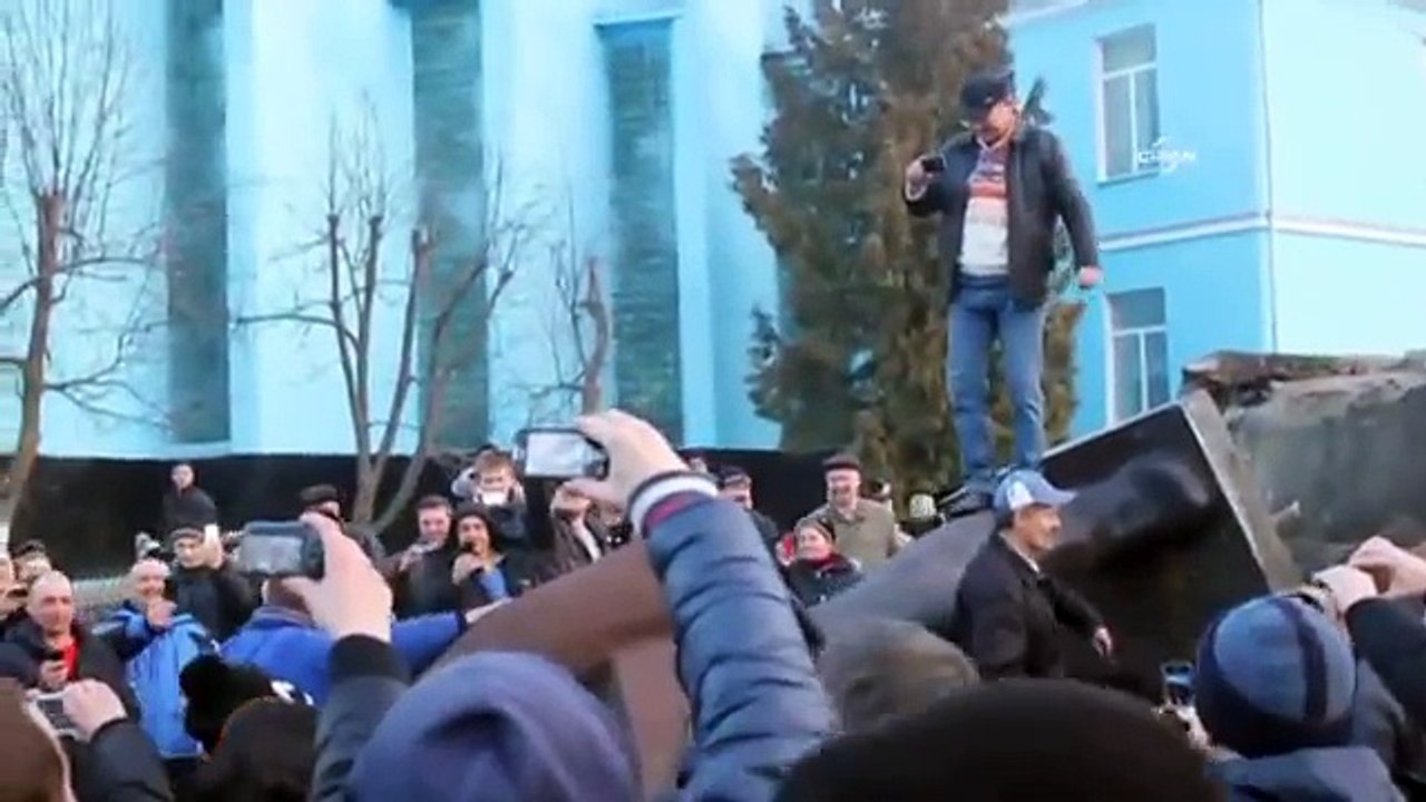 Ukrayna'da muhalifler bir günde 13 şehirdeki Lenin heykelini devirdi