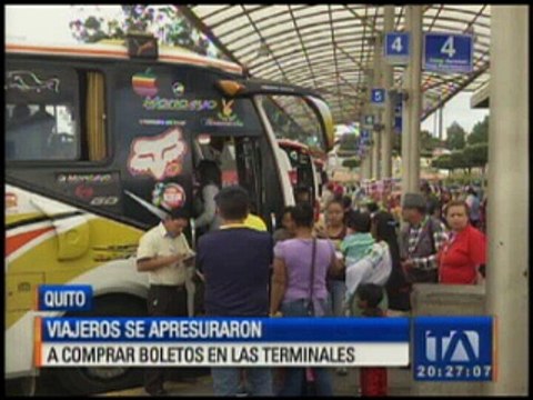 Viajeros se apresuraron a comprar sus boletos en las terminales