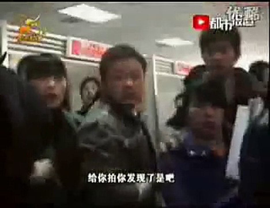 招聘会无耻男子咸猪手