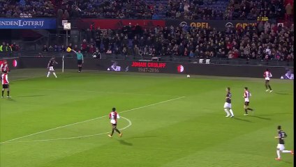 Après 14 min. de jeu les joueurs de Feyenoord et du Sparta Rottedam s'arrêtent pour rendre hommage à Cruyff