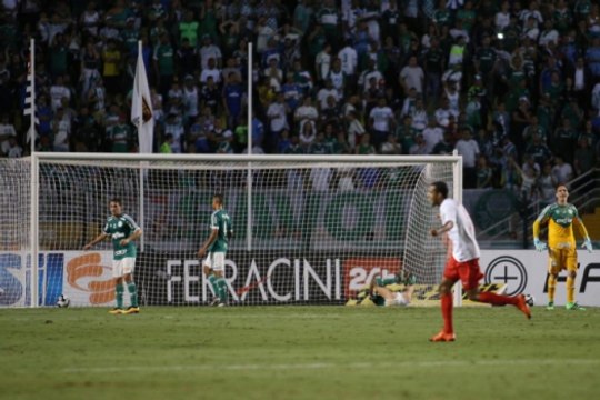 Palmeiras perde para o RBB no Pacaembu e sai vaiado