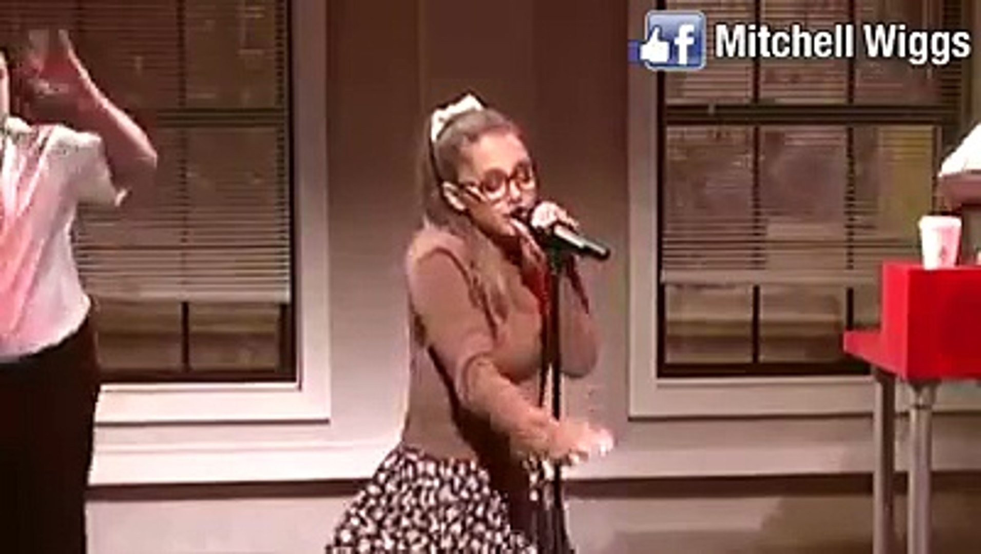 ⁣ARIANA GRANDE imita Britney Spears, Shakira, Rihana, Celine Dion, Whitney Houston em progr