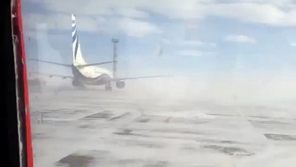 Сильнейший ураган в Норильске легко разворачивает Boeing 737 на месте