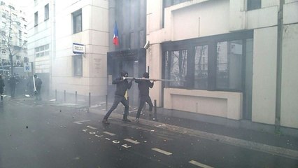 Lycéen frappé par un policier: des jeunes s'en prennent à deux commissariats parisiens