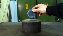 Palet de Palet de hockey dans une presse hydraulique
