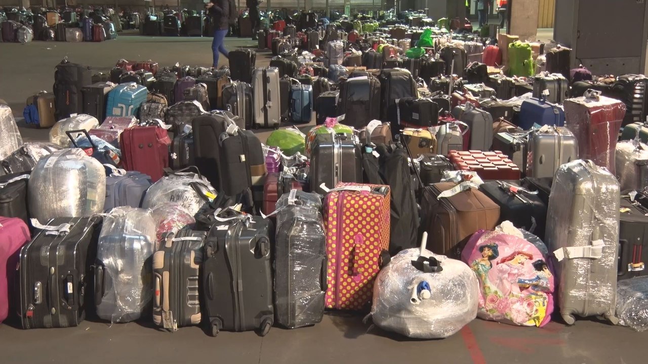 A Zaventem, les passagers récupèrent leurs bagages abandonnés dans le chaos