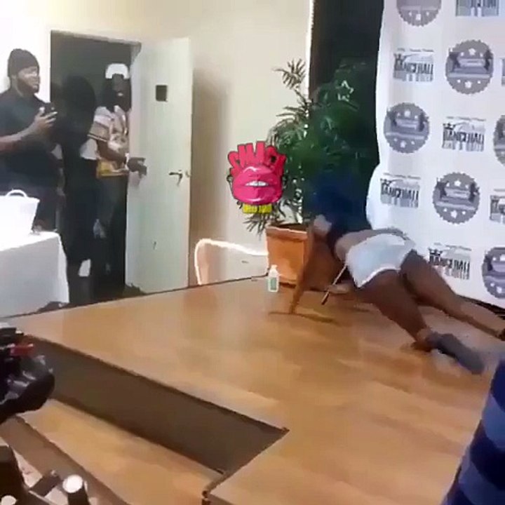 Une femme se met le feu à l'entre jambes