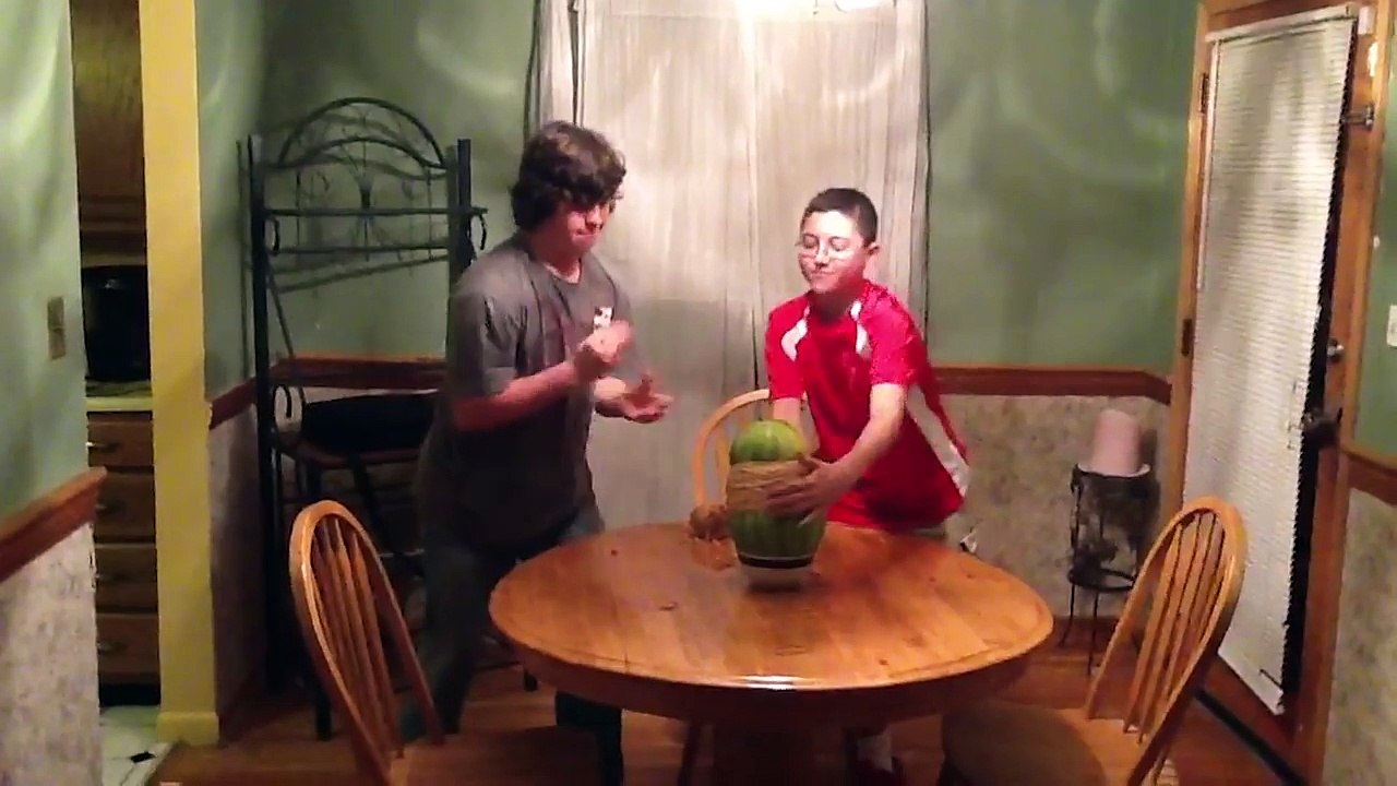 Faire exploser une pastèque avec des élastiques : mauvaise idée du jour! FAIL