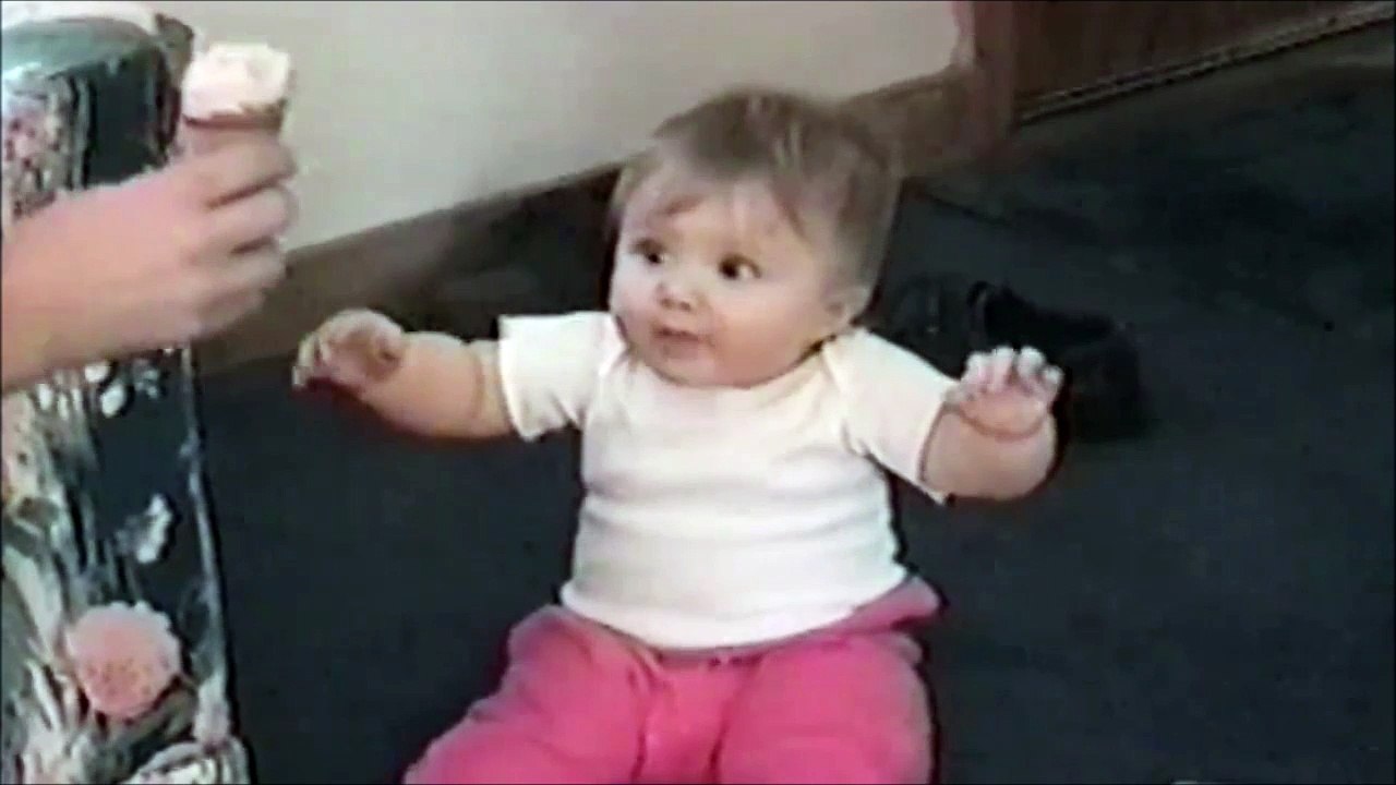 Ce bébé devient fou dès qu'il voit une glace... Gourmand