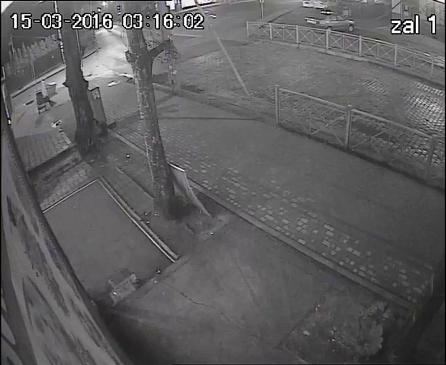 Un automobiliste perd le controle de sa voiture et s'écrase contre un batiment. Accident Violent