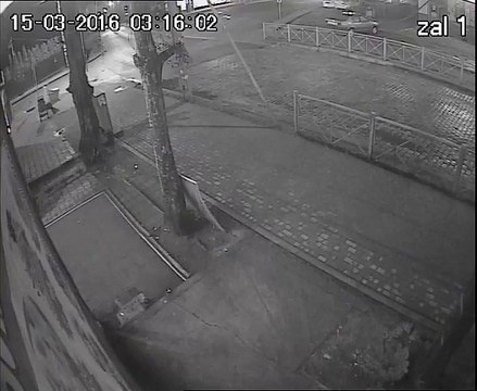 Un automobiliste perd le controle de sa voiture et s'écrase contre un batiment. Accident Violent