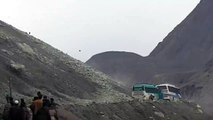 Une pluie de cailloux et de rochers s'abat sur un bus en pleine route