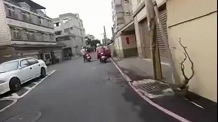 Le gars tombe sur Bruce Lee ...