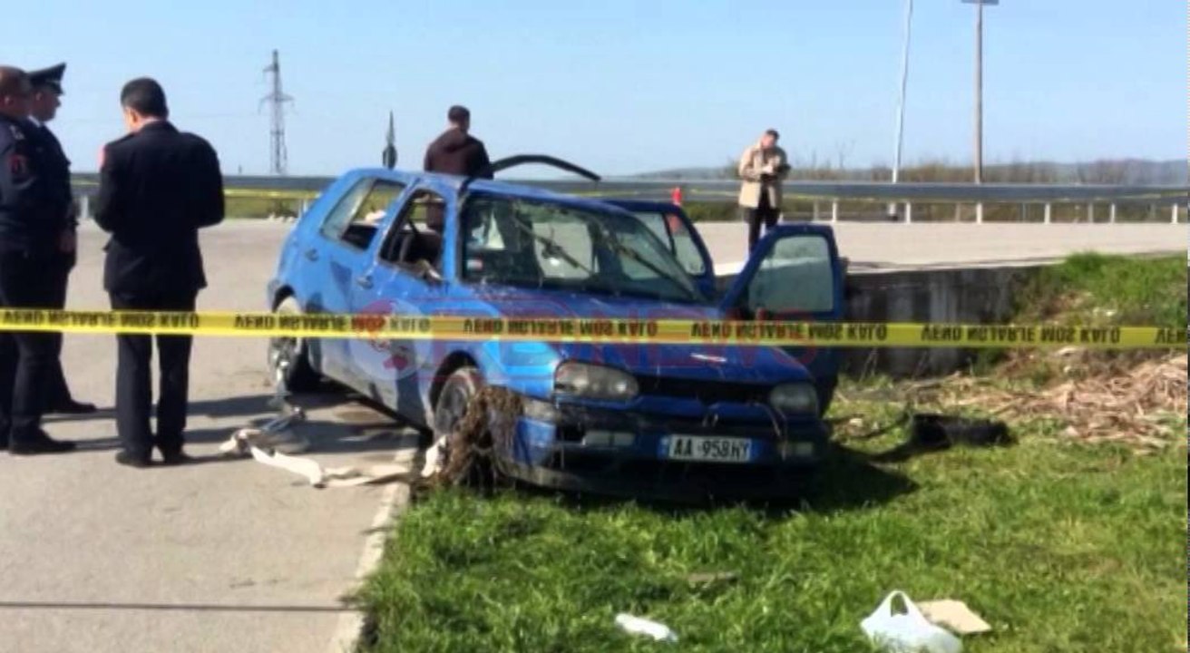 Kavajë, dy djem e një vajzë vdesin në aksident, makina doli nga rruga ra në kanal