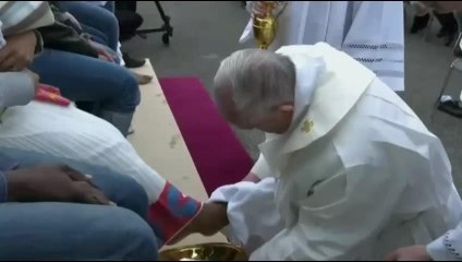 Papa Franciscus göçmenlerin ayaklarını yıkayıp öptü