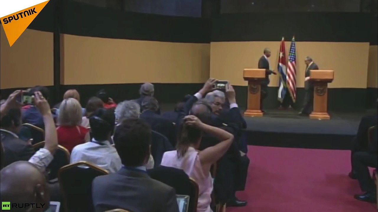 Raul Castro repousse la tape sur l'épaule d'Obama devant les caméras du monde entier