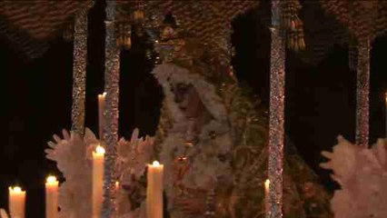 Sevilla rinde culto en una fría Madrugá