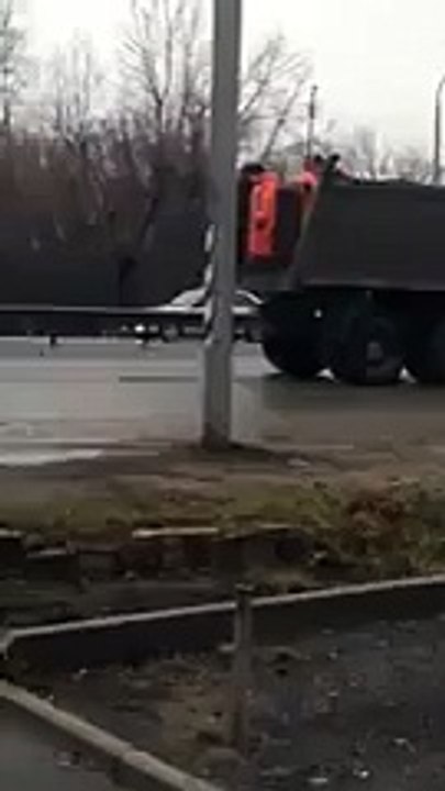 Рабочие ремонтируют дорогу