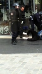 Lycée Bergson : Un CRS frappe un étudiant en plein visage
