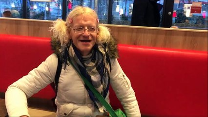 Il relève le défi écoeurant de boire l'eau du porte-brosse des toilettes