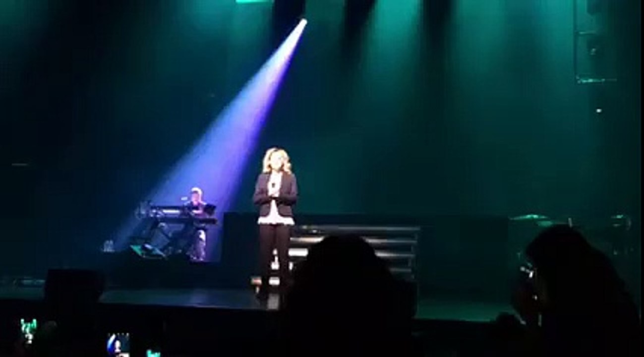 Lara Fabian en larmes sur scène après les attentats de Bruxelles