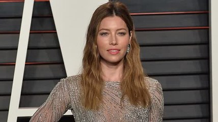 下载视频: Jessica Biel nie les rumeurs de grossesse et se demande si elle a des poignées d'amour