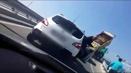 Kavga etmemek için yola hafriyat döktü