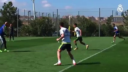 Zinedine Zidane shows off his technique and his vista