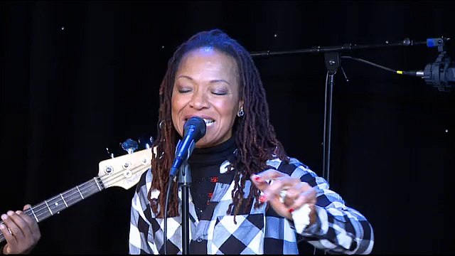Lisa Simone reprend Work Song de Nina Simone