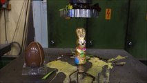 Un lapin de pâques passé à la presse hydraulique avec des oeus