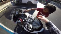 Un gamin découvre l'accélérateur d'une moto.. VROUUUM