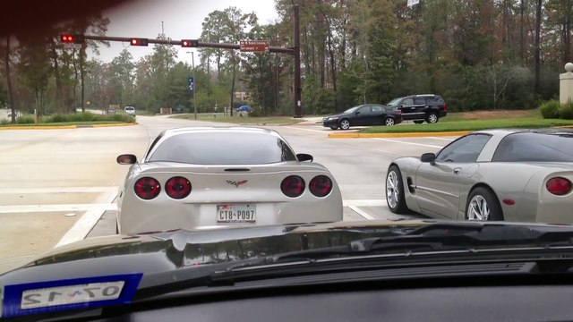 Deux Corvettes font la courses et se plantent ensemble!