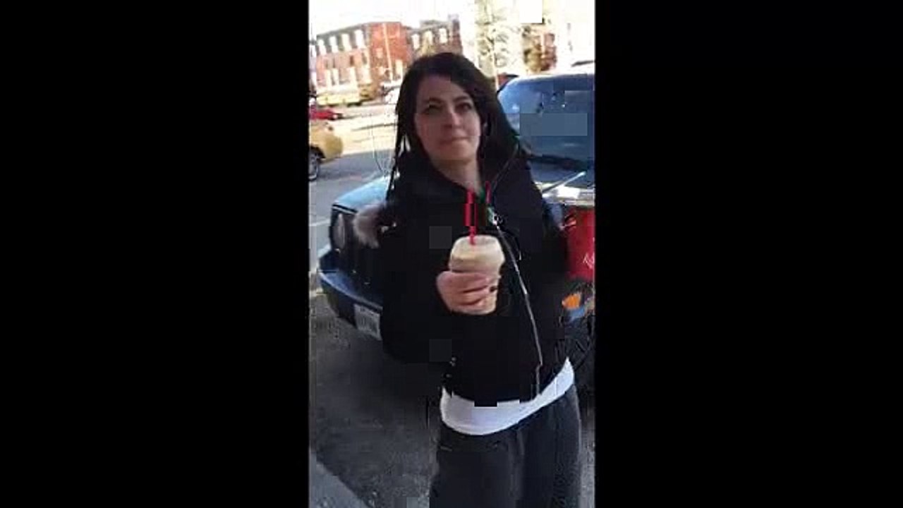 Elle se gare sur une place handicapée et pète les plombs quand on le lui reproche