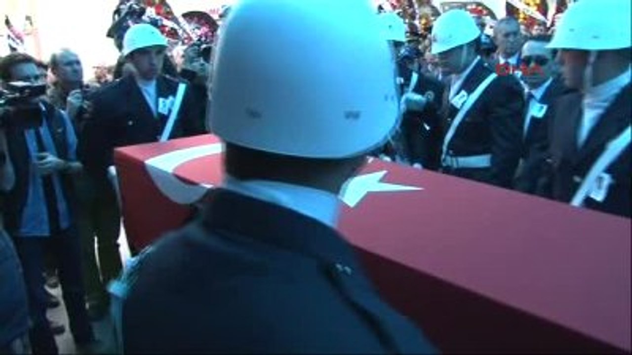 İzmir Şehit Polis Cemil Koç'un Cenazesi Bergama'da Son Yolculuğuna Uğurlanıyor-1