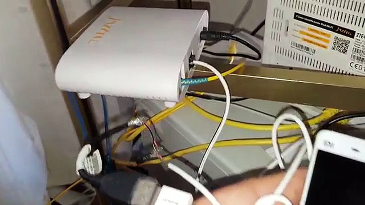 ‫إشحن هاتفك بكايبل الأنترنت أو الهاتف بدون الحاجة إلى الكهرباء‬