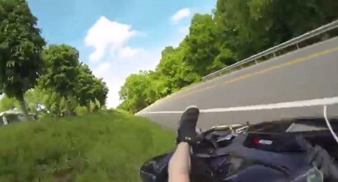 Ne jamais faire de la moto en short et torse nu sinon la chute peut être fatale